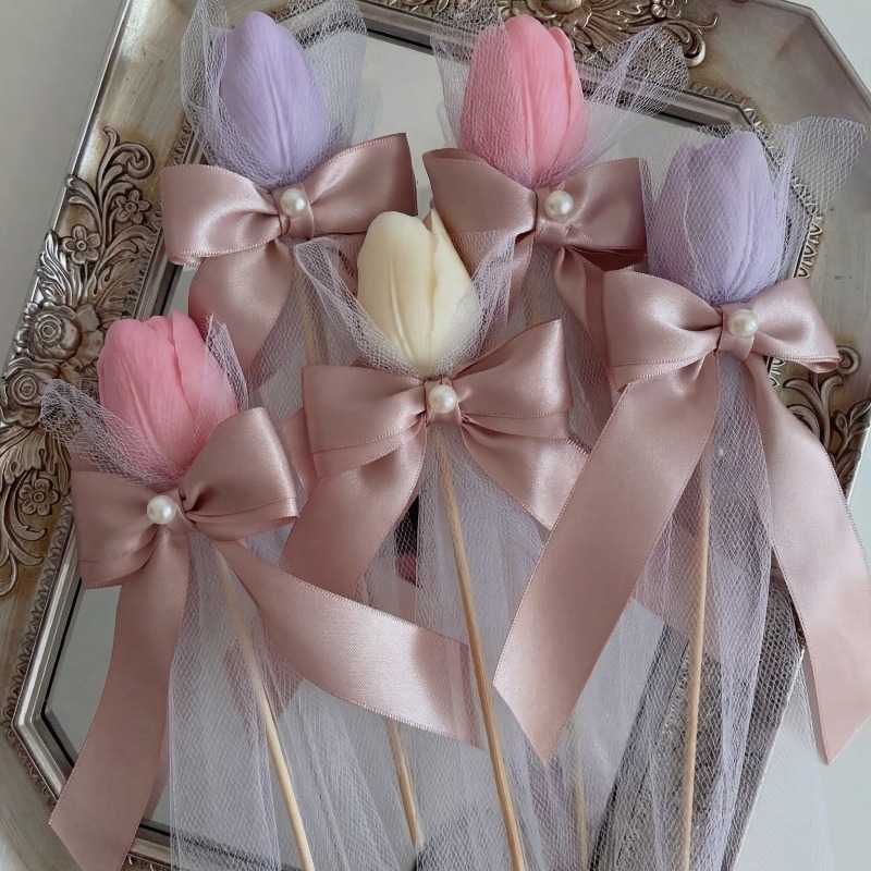 竹製のスティックに立てられた、チューリップの香りのキャンドル - Home Fragrance Gift のレビューと価格